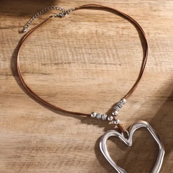 Bohemian Retro Oversized Silver Heart & Silver Bead Shaped Pendant Necklace - Picture 3 of 4